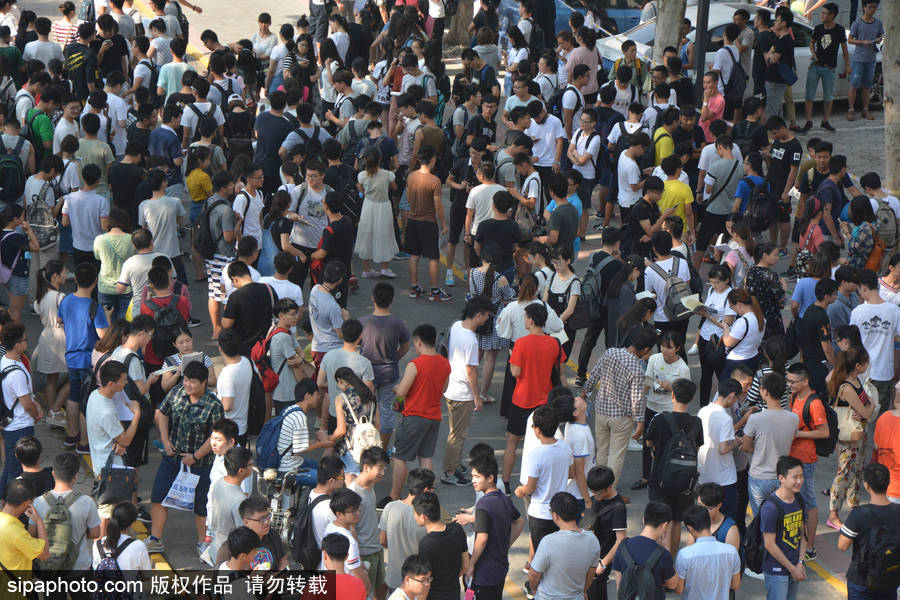 山東聊城：2017全國大學英語四六級開考 場面火爆堪比“春運”現場