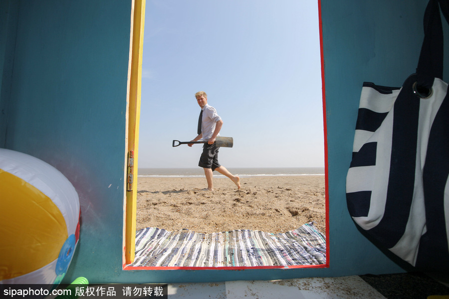 英國奇葩發明家打造世界首座海灘地下小屋