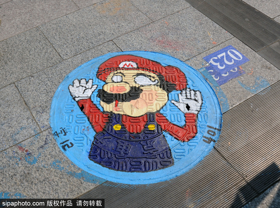 北京：又是一年畢業(yè)季 畢業(yè)生動漫井蓋彩繪告別校園