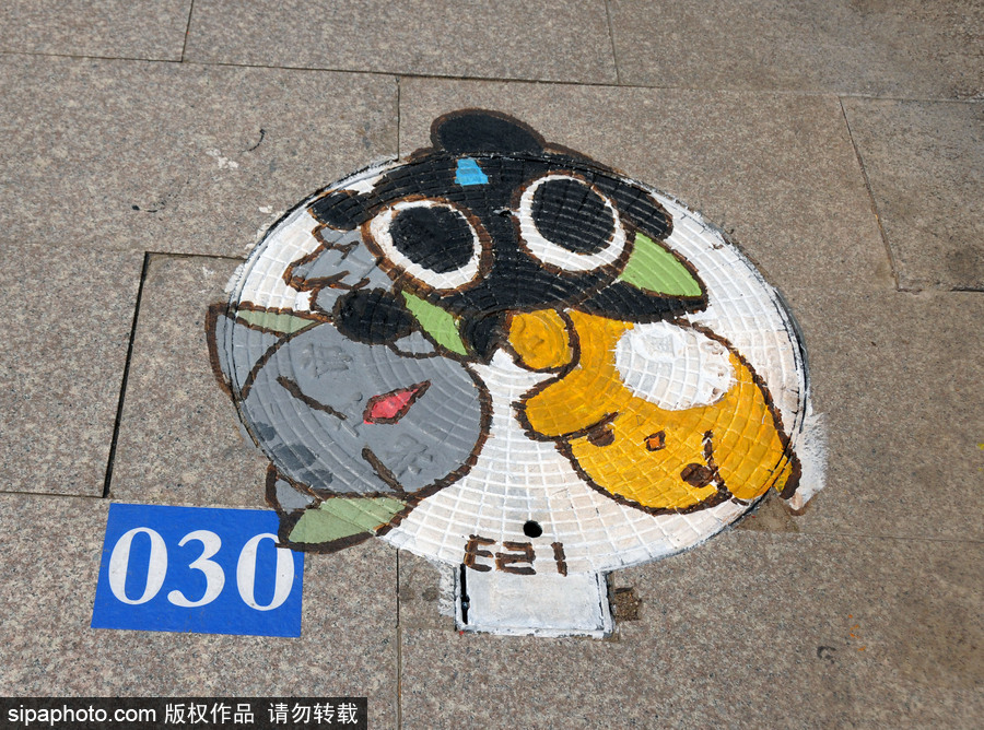 北京：又是一年畢業季 畢業生動漫井蓋彩繪告別校園