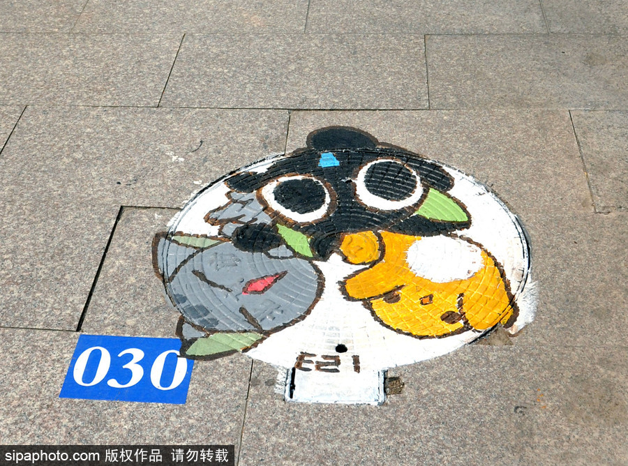 北京：又是一年畢業季 畢業生動漫井蓋彩繪告別校園