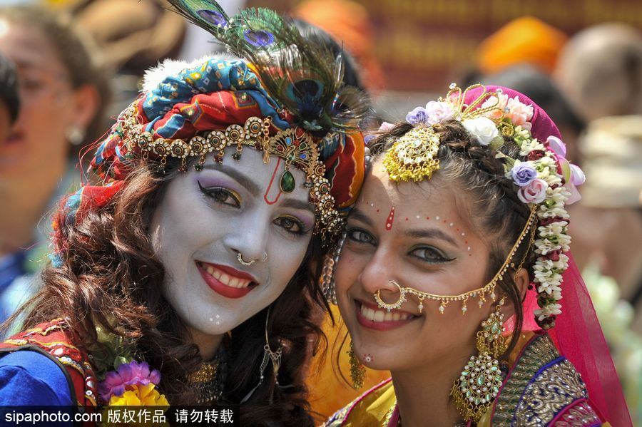 英國(guó)倫敦慶祝倫敦壇車節(jié) 民眾一路載歌載舞