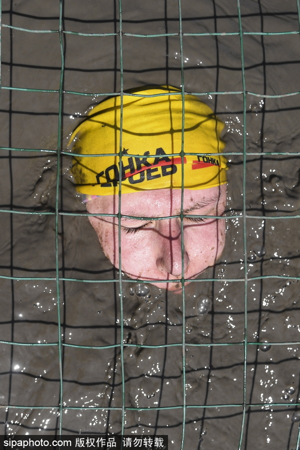 俄羅斯舉行“英雄種族”障礙賽 猛男美女泥地摸爬滾打