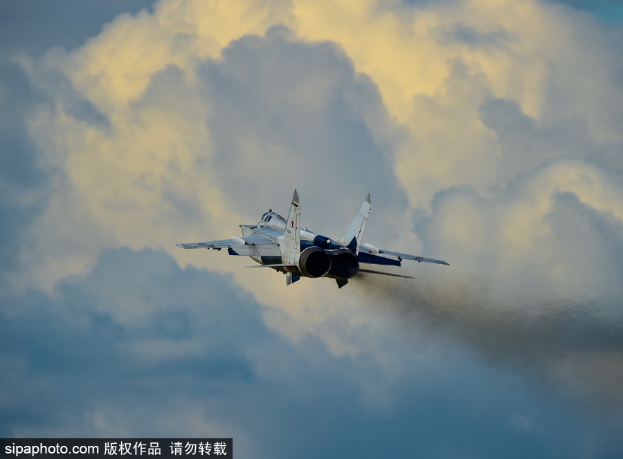 沖上云霄 俄羅斯戰(zhàn)機(jī)航空團(tuán)訓(xùn)練大片既視感