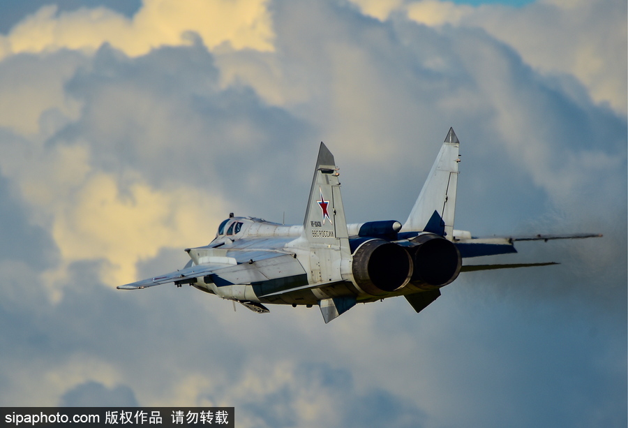 沖上云霄 俄羅斯戰(zhàn)機(jī)航空團(tuán)訓(xùn)練大片既視感