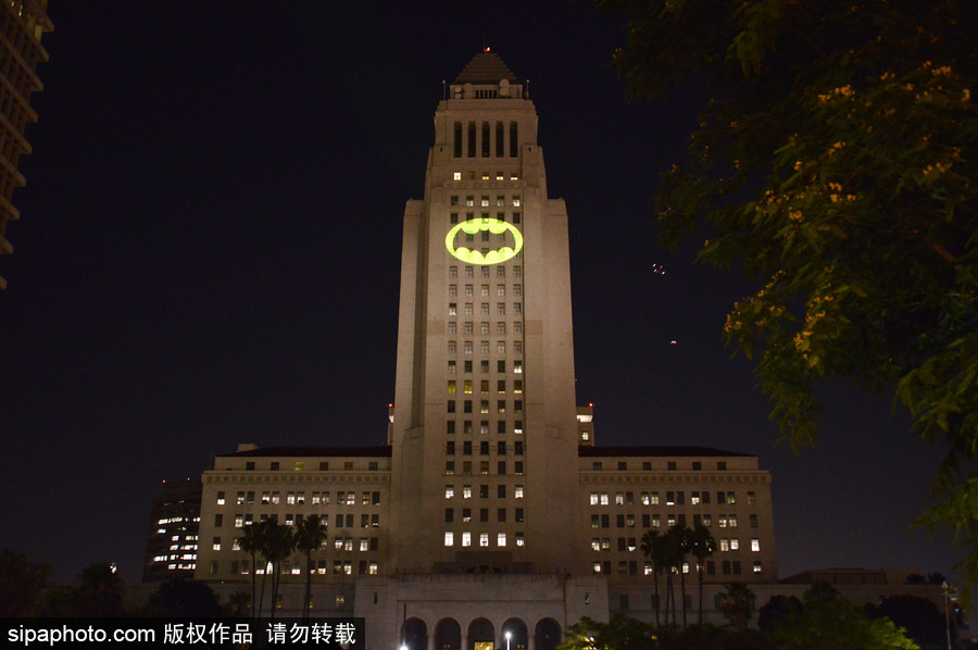 洛杉磯市政廳大樓亮蝙蝠俠信號燈 悼念“蝙蝠俠”飾演者亞當·韋斯特