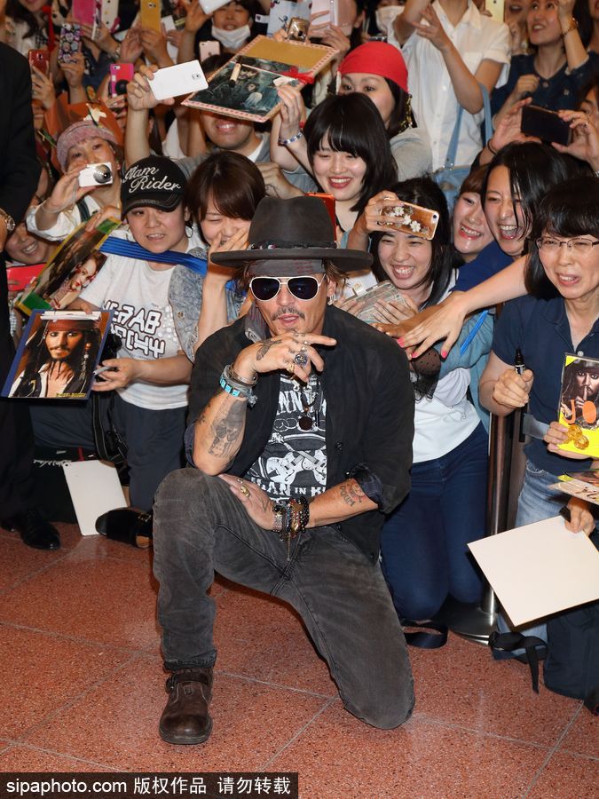 德普抵日與大批粉絲合影跪地耍酷