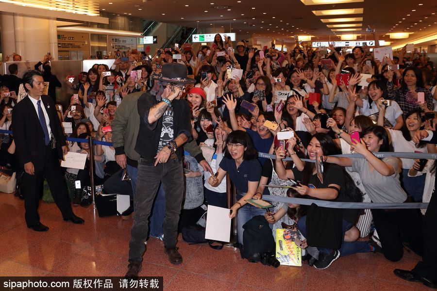 德普抵日與大批粉絲合影跪地?？?/></p>

<p>當(dāng)?shù)貢r(shí)間2017年6月20日，日本東京，約翰尼·德普（Johnny Depp）潮裝現(xiàn)身日本機(jī)場(chǎng)，與大批粉絲合影跪地?？帷?/p>
</div>

<div width=