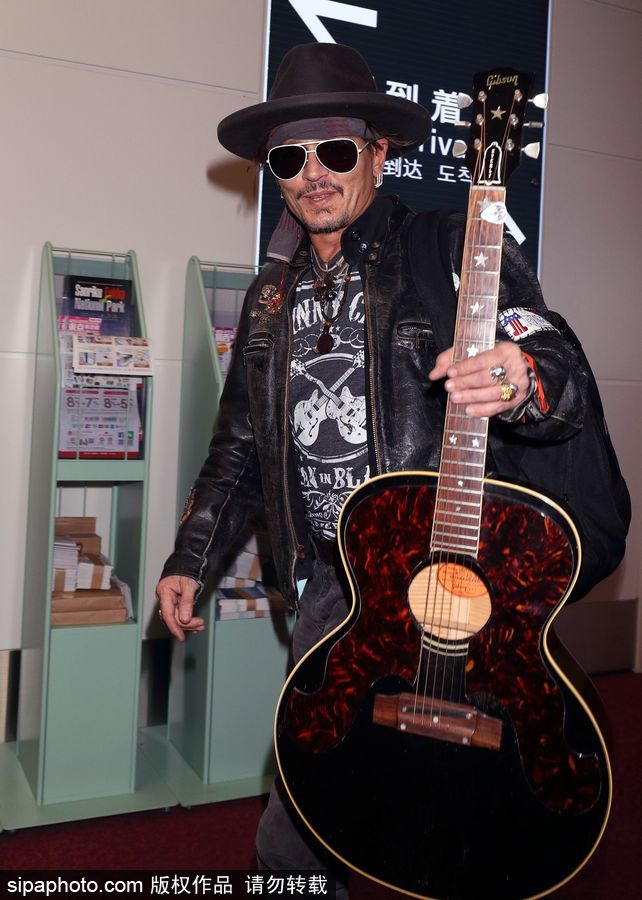 德普抵日與大批粉絲合影跪地耍酷