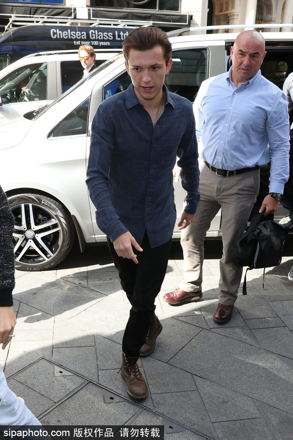 96年小“蜘蛛俠”湯姆·赫蘭德出街 身材瘦小粉絲不少