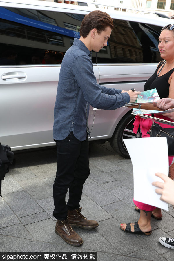 96年小“蜘蛛俠”湯姆·赫蘭德出街 身材瘦小粉絲不少