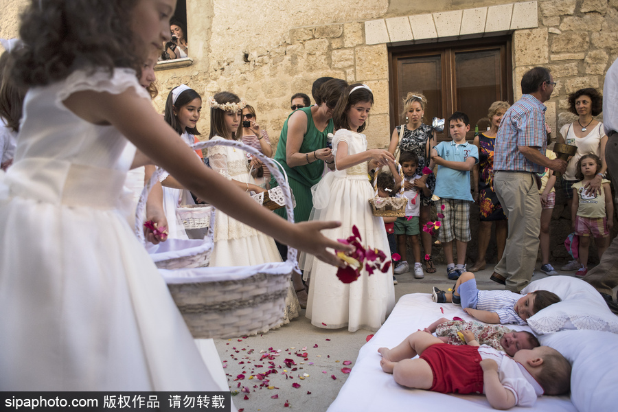 最另類的洗禮 西班牙奇葩節日之跳嬰節