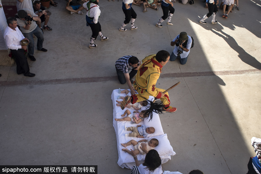 最另類的洗禮 西班牙奇葩節日之跳嬰節