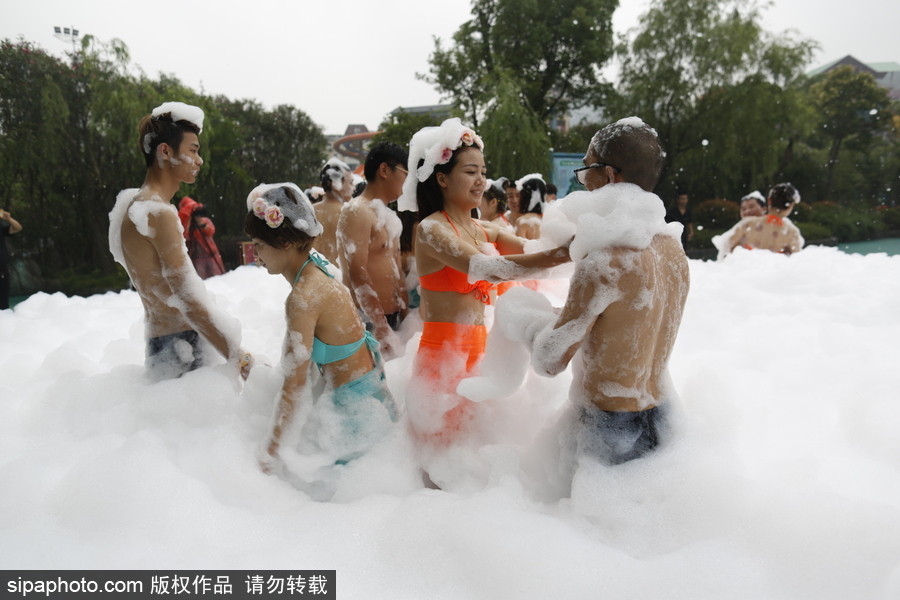 畢業就結婚！杭州情侶畢業生舉行泡沫集體婚禮