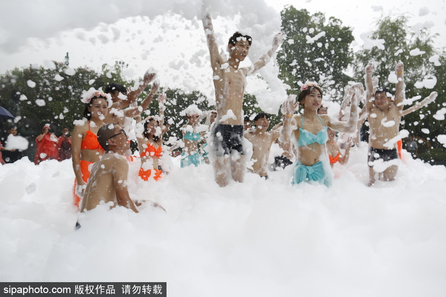 畢業就結婚！杭州情侶畢業生舉行泡沫集體婚禮