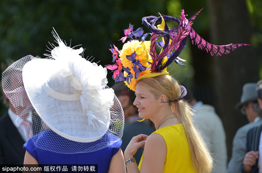 英國皇家阿斯科特賽馬會(huì)開幕 美女云集“貌美如花”