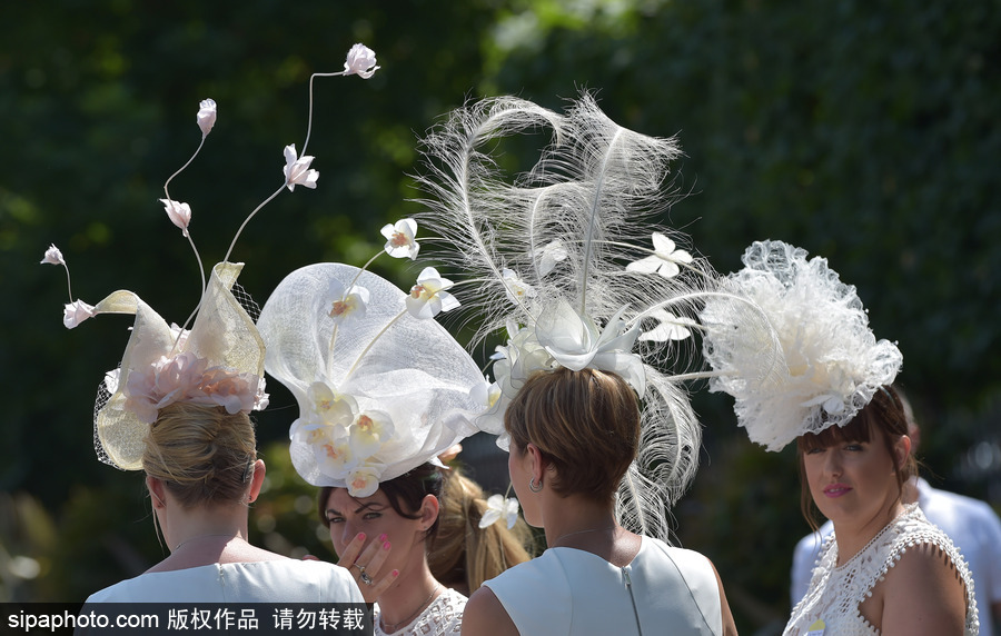 英國(guó)皇家阿斯科特賽馬會(huì)開(kāi)幕 美女云集“貌美如花”