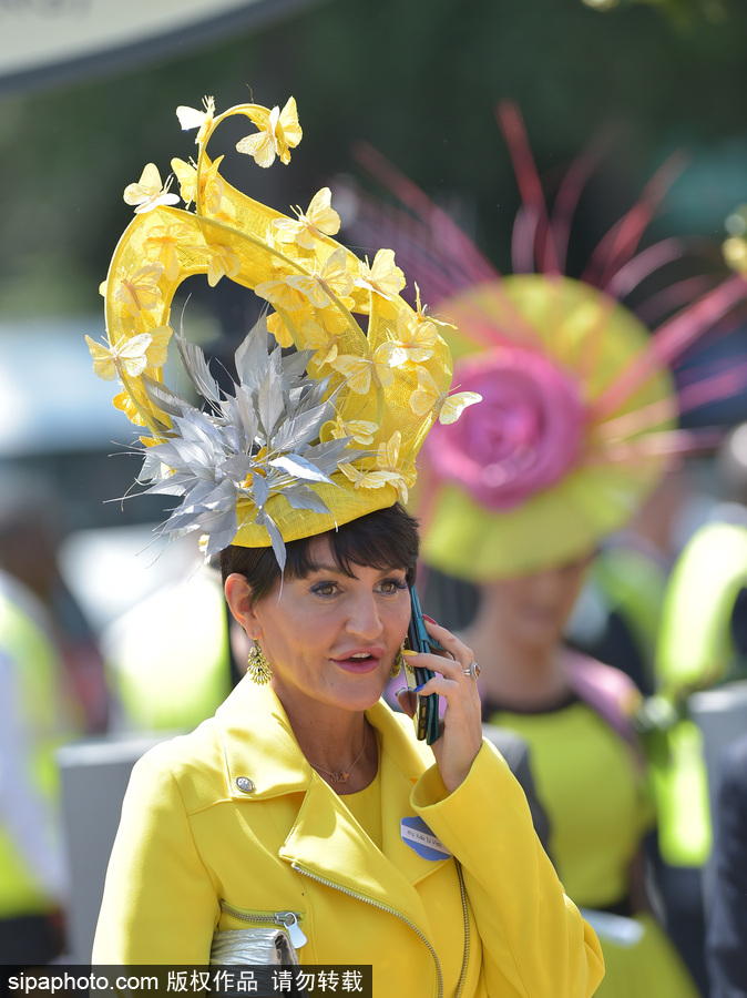 英國(guó)皇家阿斯科特賽馬會(huì)開(kāi)幕 美女云集“貌美如花”