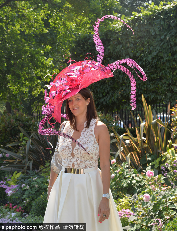 英國皇家阿斯科特賽馬會(huì)開幕 美女云集“貌美如花”