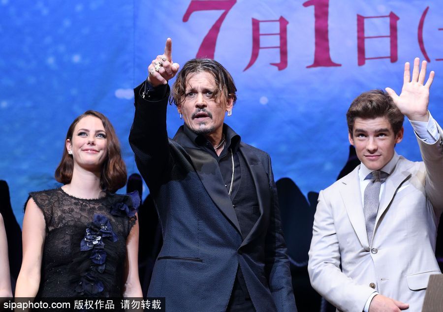 德普日本宣傳《加勒比5》佩戴別針耳環放浪不羈