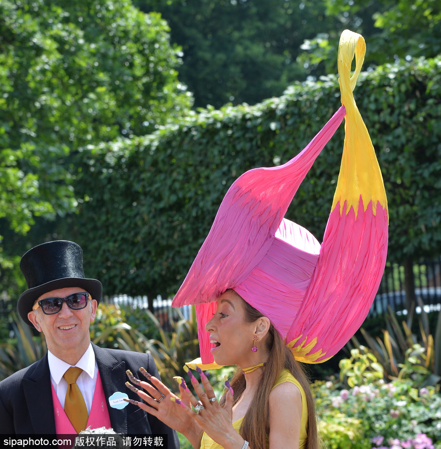 英國(guó)皇家賽馬會(huì)次日集錦 如花美帽吸引眼球