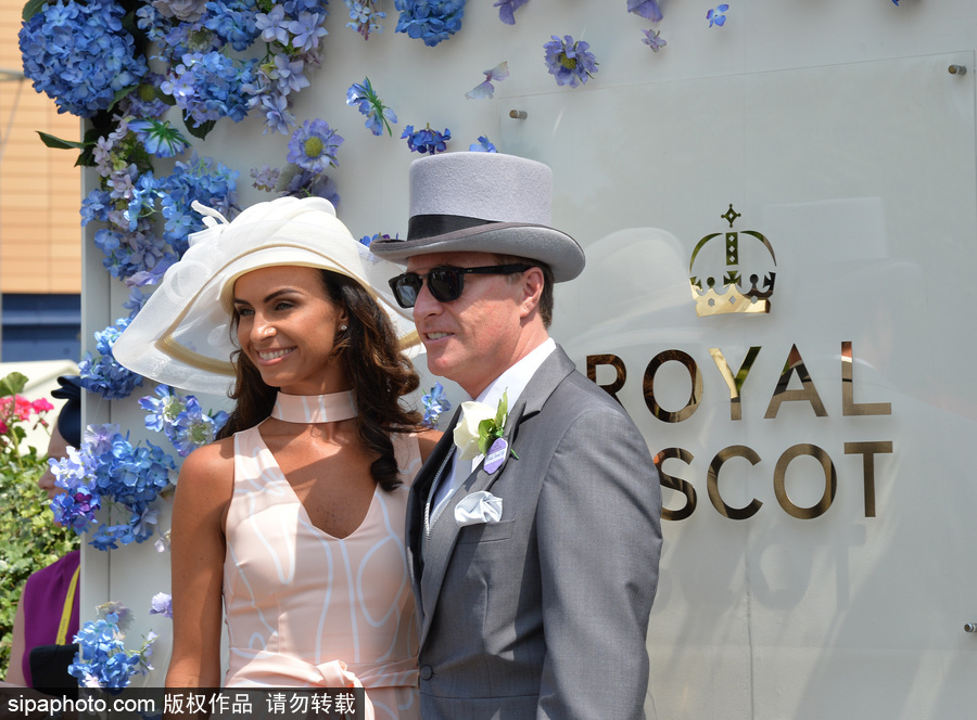 英國(guó)皇家賽馬會(huì)次日集錦 如花美帽吸引眼球