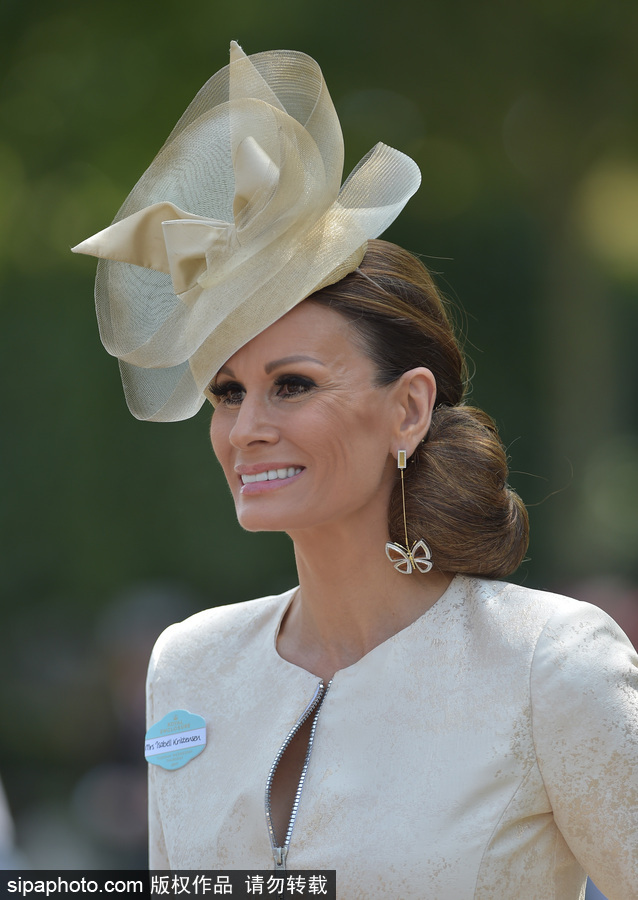 英國(guó)皇家賽馬會(huì)次日集錦 如花美帽吸引眼球