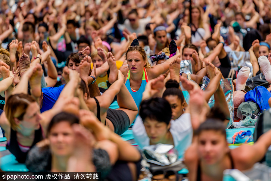 數(shù)千人紐約時代廣場做瑜伽 迎接夏天來臨