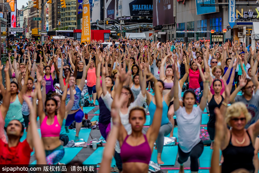 數(shù)千人紐約時(shí)代廣場(chǎng)做瑜伽 迎接夏天來(lái)臨