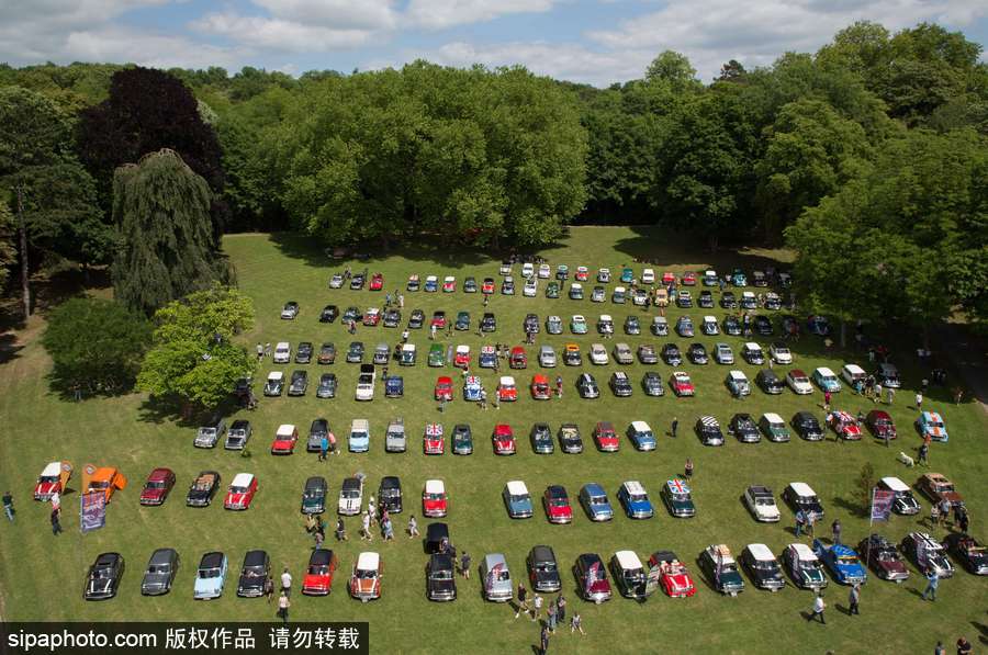不老的經(jīng)典 法國舉行迷你車集會充滿懷舊復(fù)古氣息