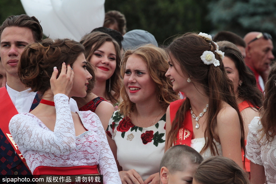 俄羅斯舉行高校畢業舞會 學生盛裝出席不輸模特