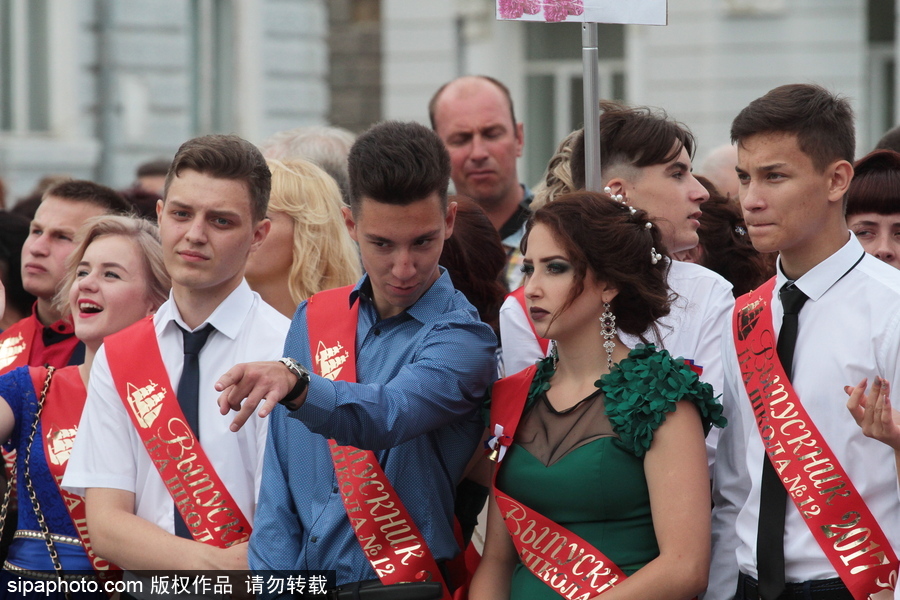 俄羅斯舉行高校畢業舞會 學生盛裝出席不輸模特