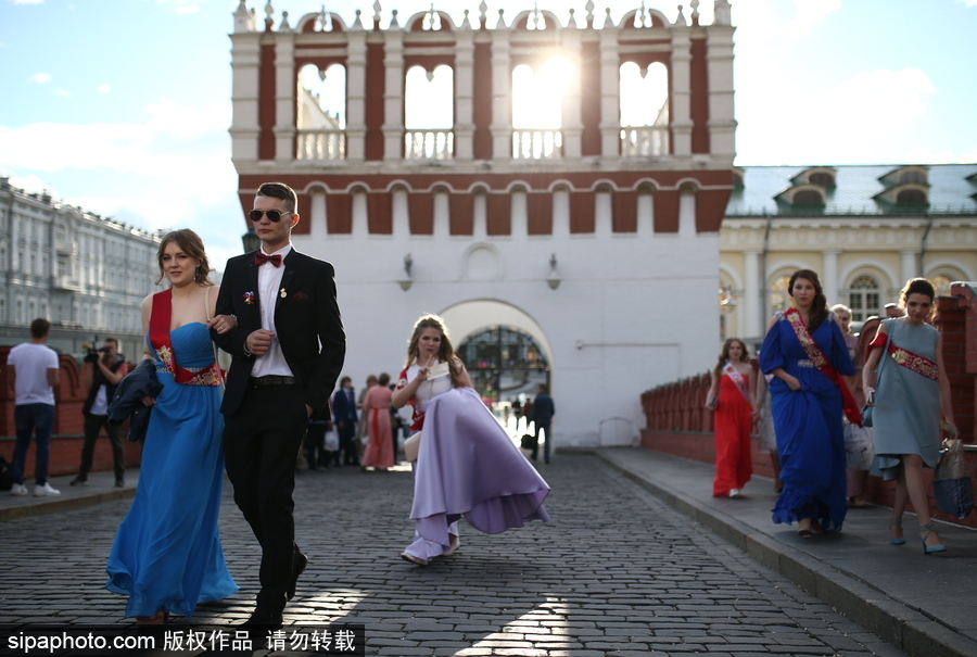 俄羅斯舉行高校畢業(yè)舞會 學(xué)生盛裝出席不輸模特