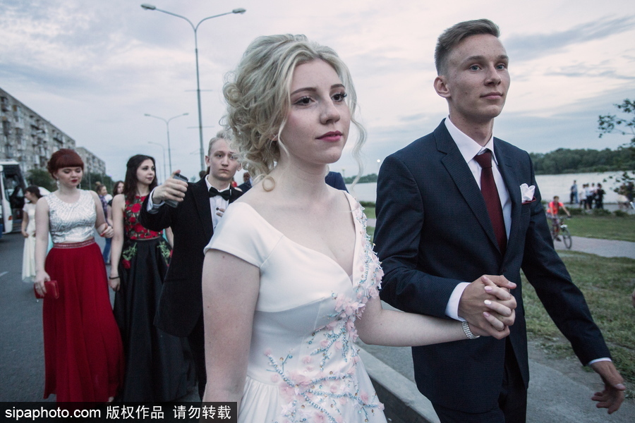 俄羅斯舉行高校畢業舞會 學生盛裝出席不輸模特