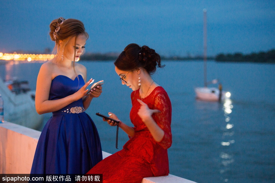 俄羅斯舉行高校畢業舞會 學生盛裝出席不輸模特