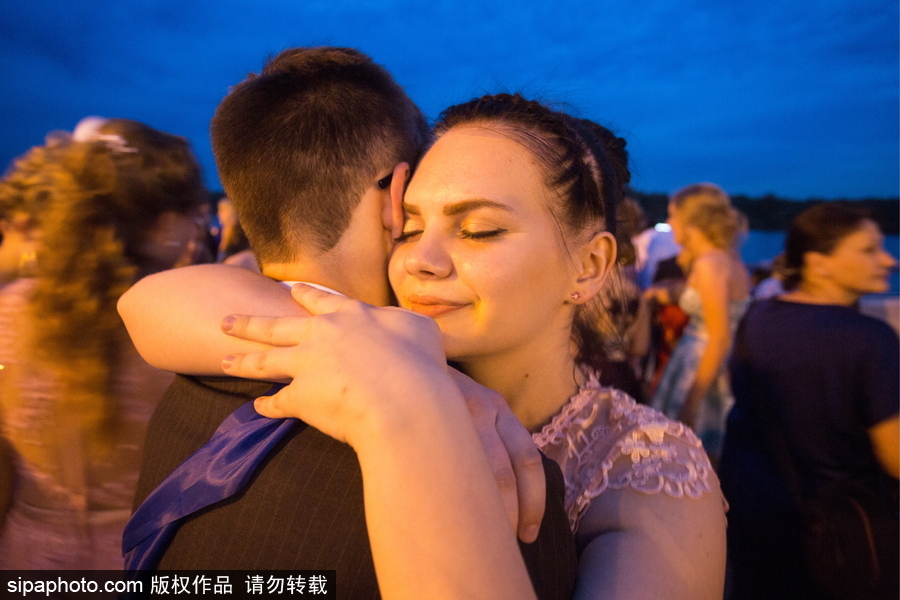 俄羅斯舉行高校畢業舞會 學生盛裝出席不輸模特