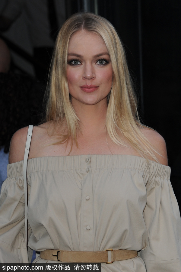 維密天使琳賽·艾林森街頭秀香肩 面容嬌小似洋娃娃