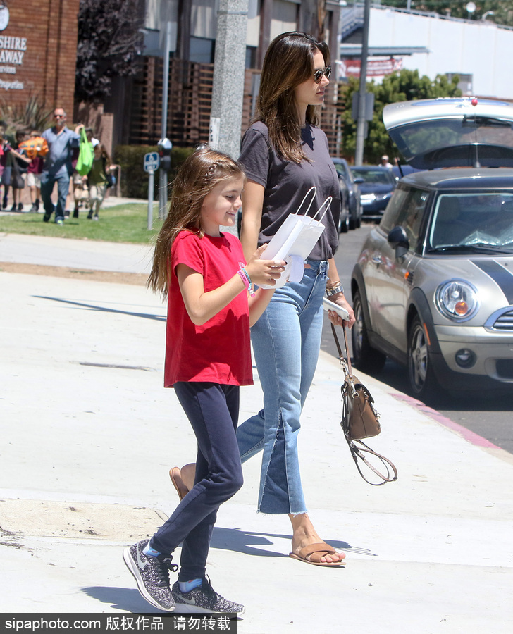 維密超模安布羅休一家出街 女兒安雅金發飄飄美貌吸睛