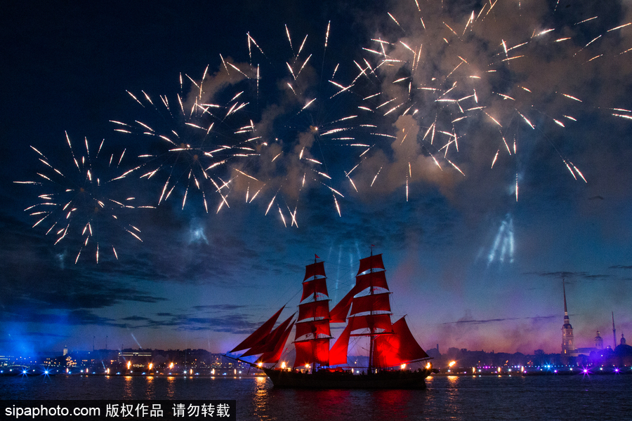 最“紅”的畢業(yè)慶典：直掛云帆濟滄海 俄羅斯舉行“紅帆節(jié)”慶祝學(xué)生畢業(yè)