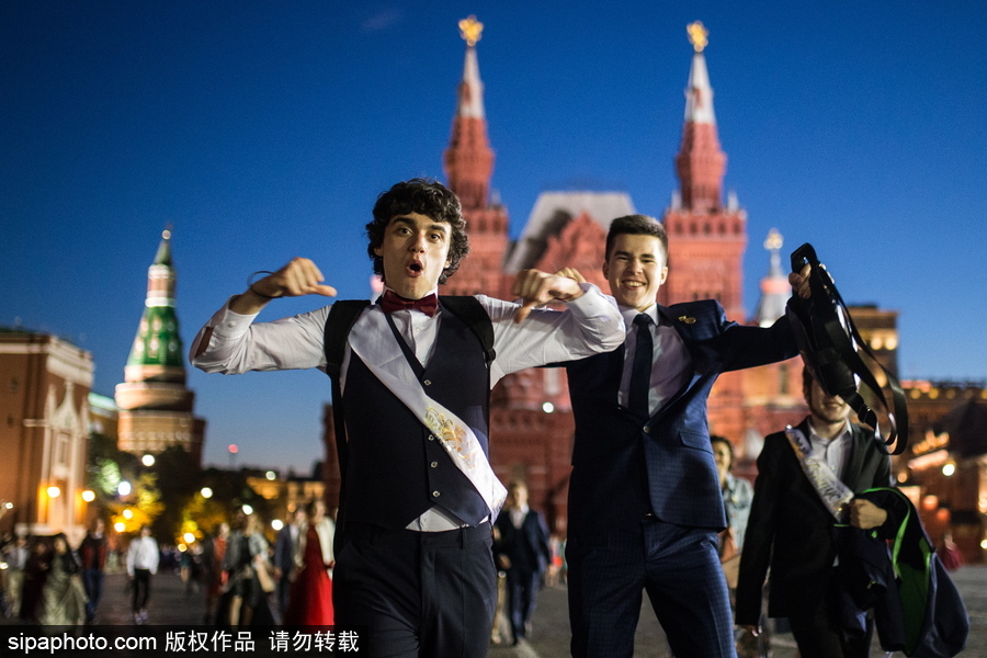 狂歡亦是最好的告別 實拍俄羅斯莫斯科畢業(yè)舞會盛況