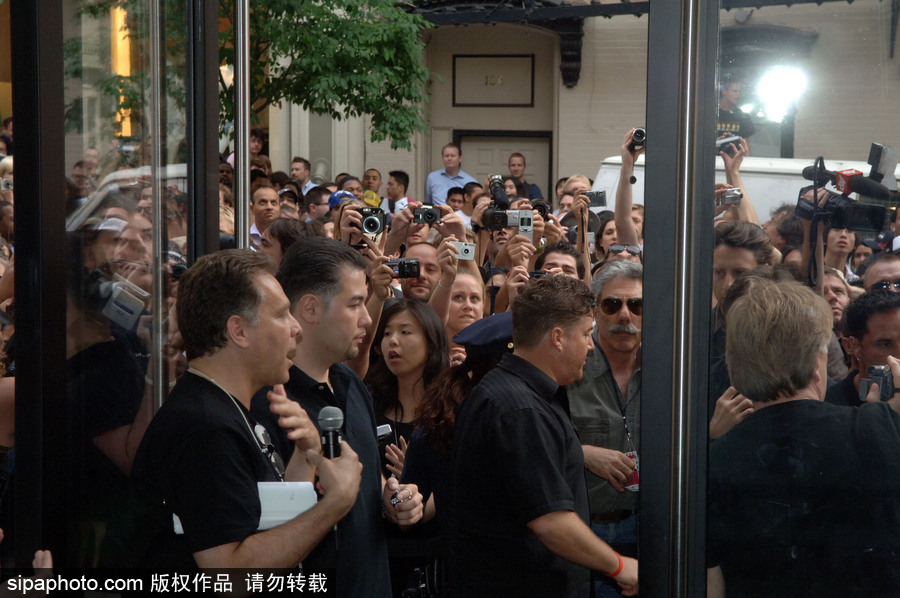 iPhone十周年 回顧10年前蘋果手機發售場景