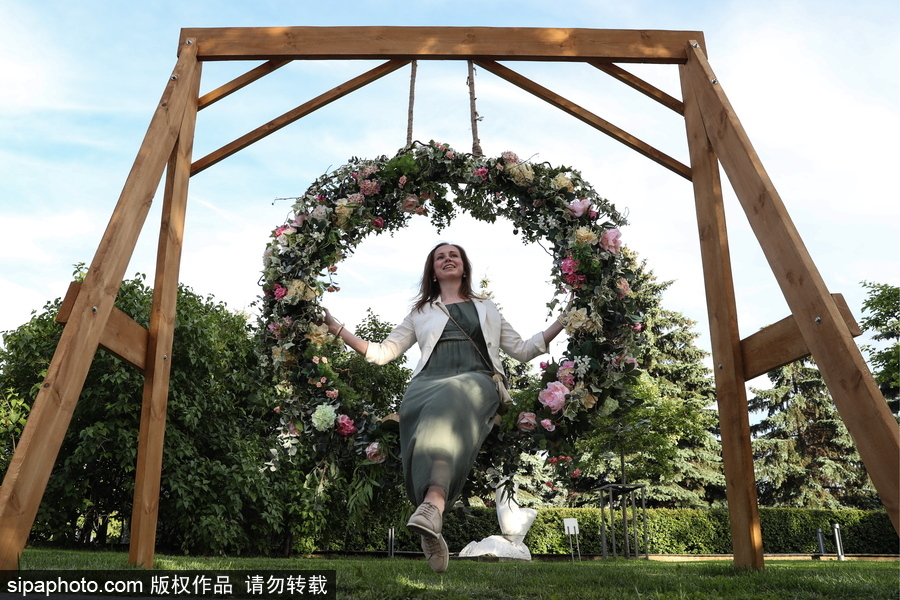 莫斯科舉辦國際花展節 精美花雕引民眾駐足