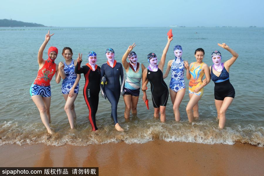 山東青島：青花瓷“臉基尼”泳衣亮相 再“炫”中國風