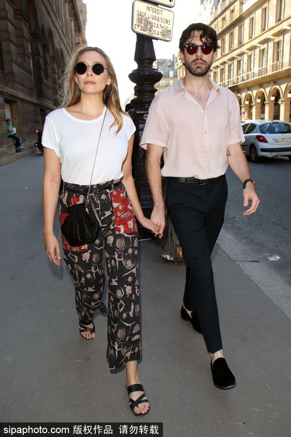 2017巴黎高定時(shí)裝周秋冬：伊麗莎白·奧爾森牽手男友甜蜜現(xiàn)身