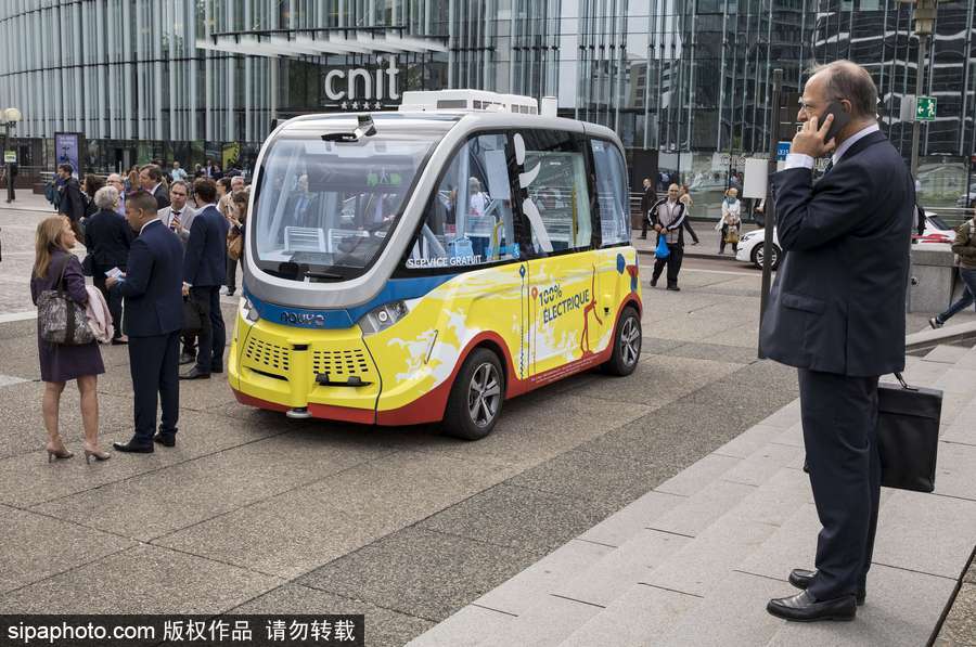 法國拉德芳斯無人駕駛小巴試運(yùn)行 時(shí)速可達(dá)45公里