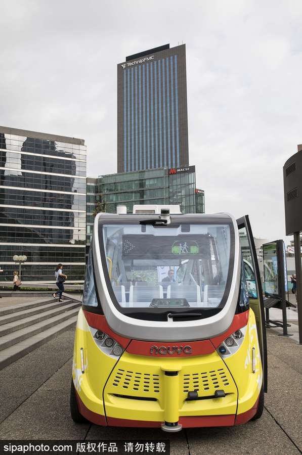 法國拉德芳斯無人駕駛小巴試運行 時速可達(dá)45公里