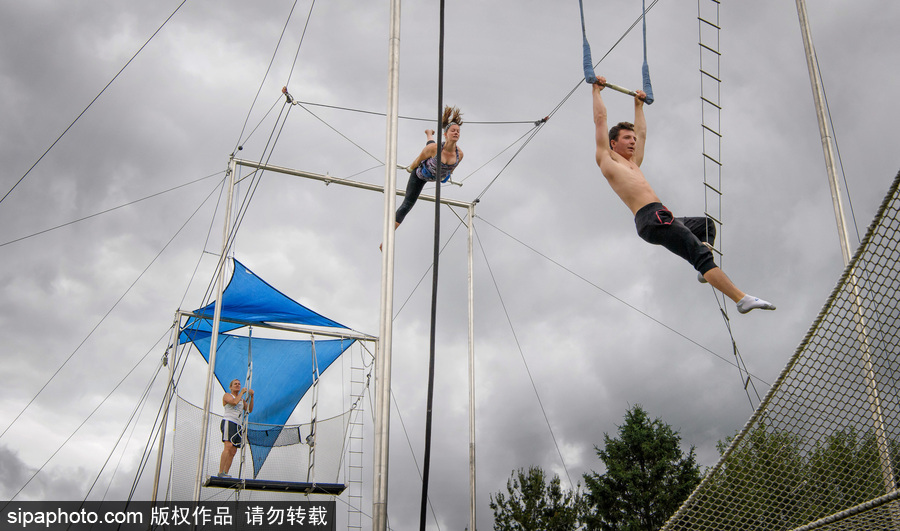 想成為空中飛人嗎？美國圣克羅伊島開設高空秋千訓練營