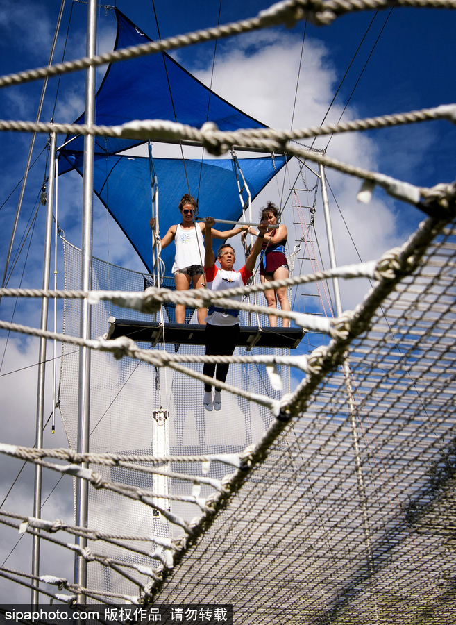 想成為空中飛人嗎？美國(guó)圣克羅伊島開(kāi)設(shè)高空秋千訓(xùn)練營(yíng)