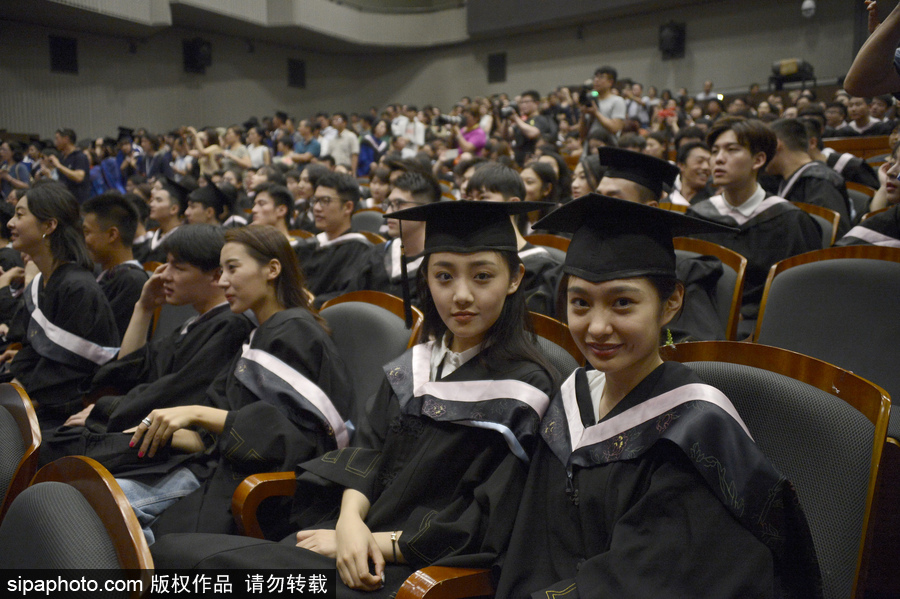 中戲舉行2017屆畢業典禮 畢業生擺poss畫面超養眼