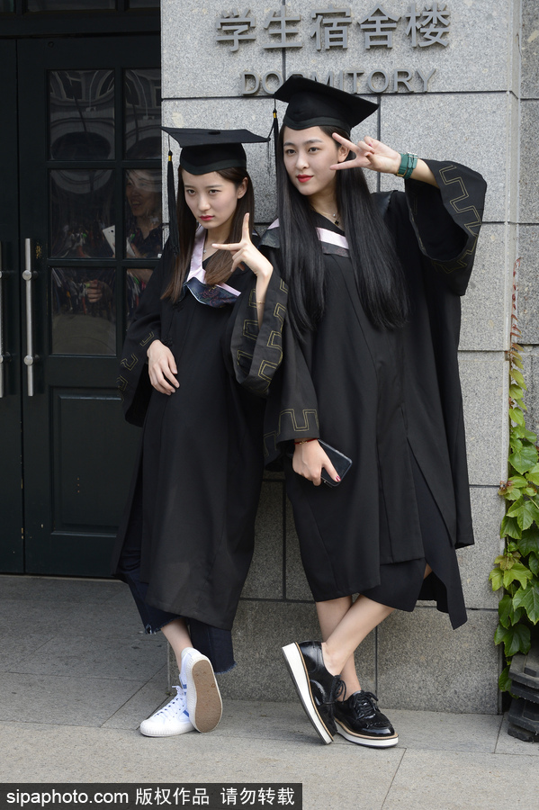 中戲舉行2017屆畢業典禮 畢業生擺poss畫面超養眼